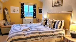 East Wing Cottage - Peaceful Village Retreat with Tennis Court Access - 5