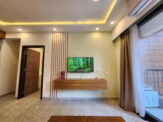 Spacious Modern 1BHK Apartment - Pool, Full Kitchen & Balcony Near Candolim Beach - 9