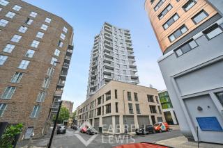 Stylish 2BR Apartment in Battersea with Stunning 13th-Floor Views - 1