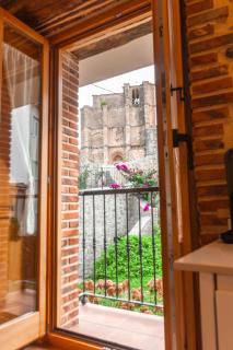 El Patio de Vespasiano-Calera- vistas a la iglesia junto al puerto - 9