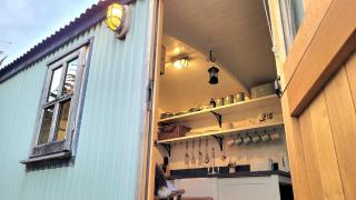 Plank Bridge Shepherds Hut in Orchard - Peaceful Escape for Two - 9