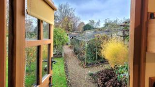 Plank Bridge Shepherds Hut in Orchard - Peaceful Escape for Two - 8