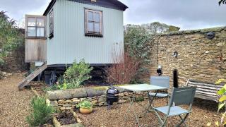 Plank Bridge Shepherds Hut in Orchard - Peaceful Escape for Two - 7