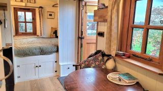 Plank Bridge Shepherds Hut in Orchard - Peaceful Escape for Two - 6