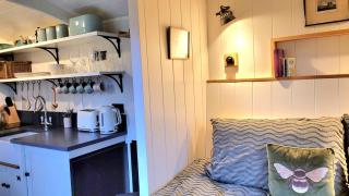 Plank Bridge Shepherds Hut in Orchard - Peaceful Escape for Two - 5
