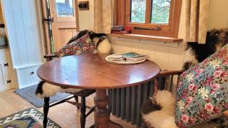 Plank Bridge Shepherds Hut in Orchard - Peaceful Escape for Two - 4