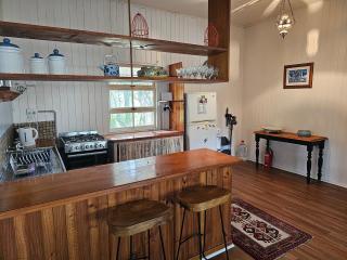 Main St Heritage Charm & Walk to Restaurants - 1