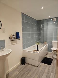 Spacious 3-Bedroom Apartment with Private Parking & Wi-Fi - 7