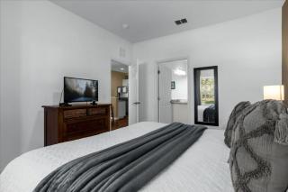 3 Bedrooms 2 Bathrooms Lucaya Village 11-103 - 2