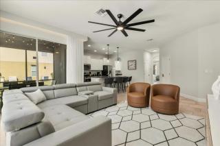 7 Bedrooms 5 Bathrooms Solterra 4196 Od - 3