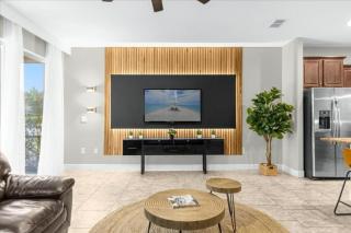 6 Bedrooms 5 Bathrooms Solterra 4193 Od - 1