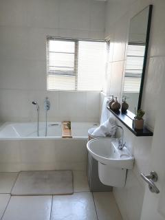 Contemporary 2BR Near Monte Casino, Fourways - 9