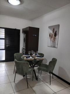 Contemporary 2BR Near Monte Casino, Fourways - 1
