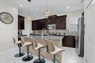 5 Bedroom 5 Bathroom Storey Lake 4729 Sh - 4