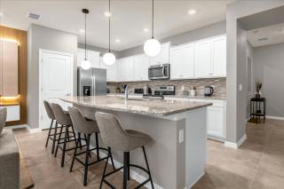 5 Bedrooms 45 Bathrooms Windsor Island4070 La - 4