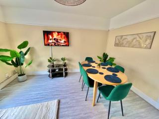 Stylish Three Bedroom Apartment - 5 Mins Walk to Beach - Free Parking - 5