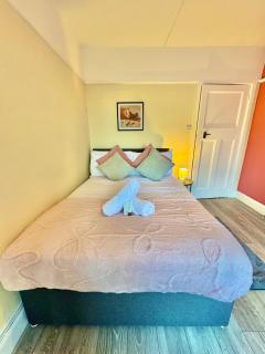 Stylish Three Bedroom Apartment - 5 Mins Walk to Beach - Free Parking - 4