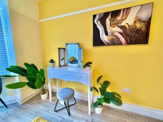 Stylish Three Bedroom Apartment - 5 Mins Walk to Beach - Free Parking - 3