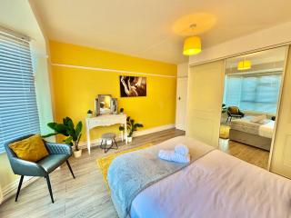 Stylish Three Bedroom Apartment - 5 Mins Walk to Beach - Free Parking - 4