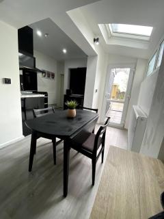 Cardiff Central Home Sleeps 12 - 8