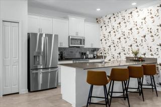 5 Bedrooms 4 Bathrooms Storey Lake 4375 Sl - 1