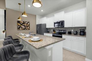 7 Bedroom 55 Bathroom Windsor Island - 2