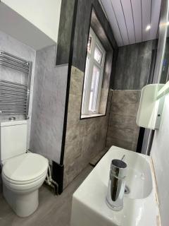 Cardiff Central Home Sleeps 8 - 4