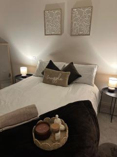 Stylish Contemporary One-Bedroom Luxury Apartment - 1