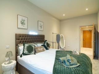Modern One Bed Apartment by Leeds Arena - 9