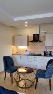 Cozy Modern Studio Stunning View & Sleek Amenities - 4