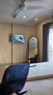 Cozy Modern Studio Stunning View & Sleek Amenities - 2