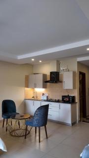 Cozy Modern Studio Stunning View & Sleek Amenities - 1