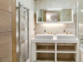 Spacieux appartement 5 pièces, proche commerces et pistes, avec terrasse et parking - FR-1-562-31 - 1