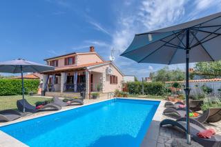 Holiday House with Pool & Grill - 7