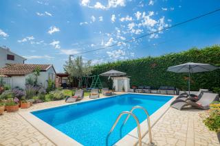 Holiday House with Pool & Grill - 0