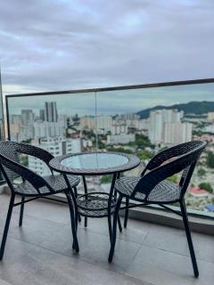 Georgetown#Beacon Executive Suite SkyPool#Luxury&Glamorous Suite#2BR#Living Room with Queen Bed - 1