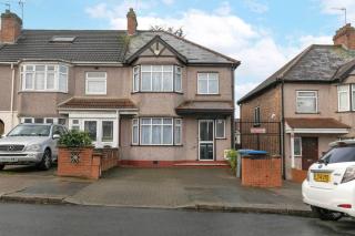 Spacious 4-Bedroom Family Home near Wembley - 3