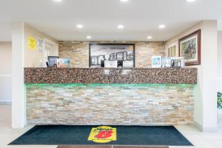 Super 8 by Wyndham Gananoque - Country Squire Resort - 9