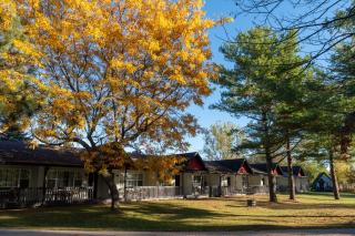 Super 8 by Wyndham Gananoque - Country Squire Resort - 6