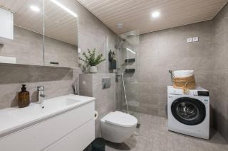 Stylish 2BR with Balcony, Free Parking, 24h Shop - 6