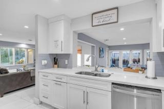 Stunning 4 Bedrooms House with Pool 6 minutes to the Ocean - 7