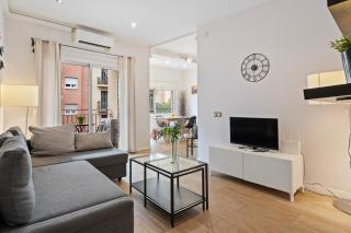 Eixample AC, Sunlit Balcony & Prime Location - 0