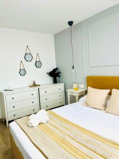 Central & Modern Apartment with Free Parking - 0