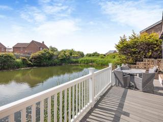 Water's Edge Holiday Home - 1