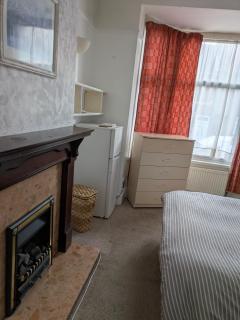 Kettering Town Vacations Free WiFi & Long stay with Shared Bathroom, lounge & kitchen with Double & Single rooms - 5