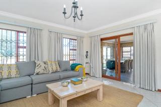 Luxurious Modern 4 bed home with no loadshedding! - 9