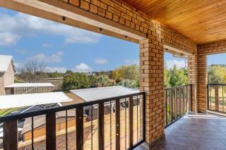 Luxurious Modern 4 bed home with no loadshedding! - 5