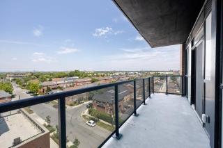 Exquisite 3BR with Den & Complimentary Parking - 3