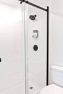 Exquisite 3BR with Den & Complimentary Parking - 2