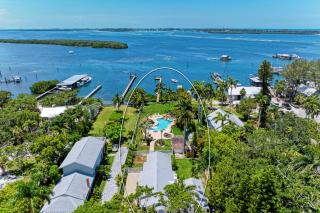 Crooked Coconut: Resort Pool & Spa, Dock - 7